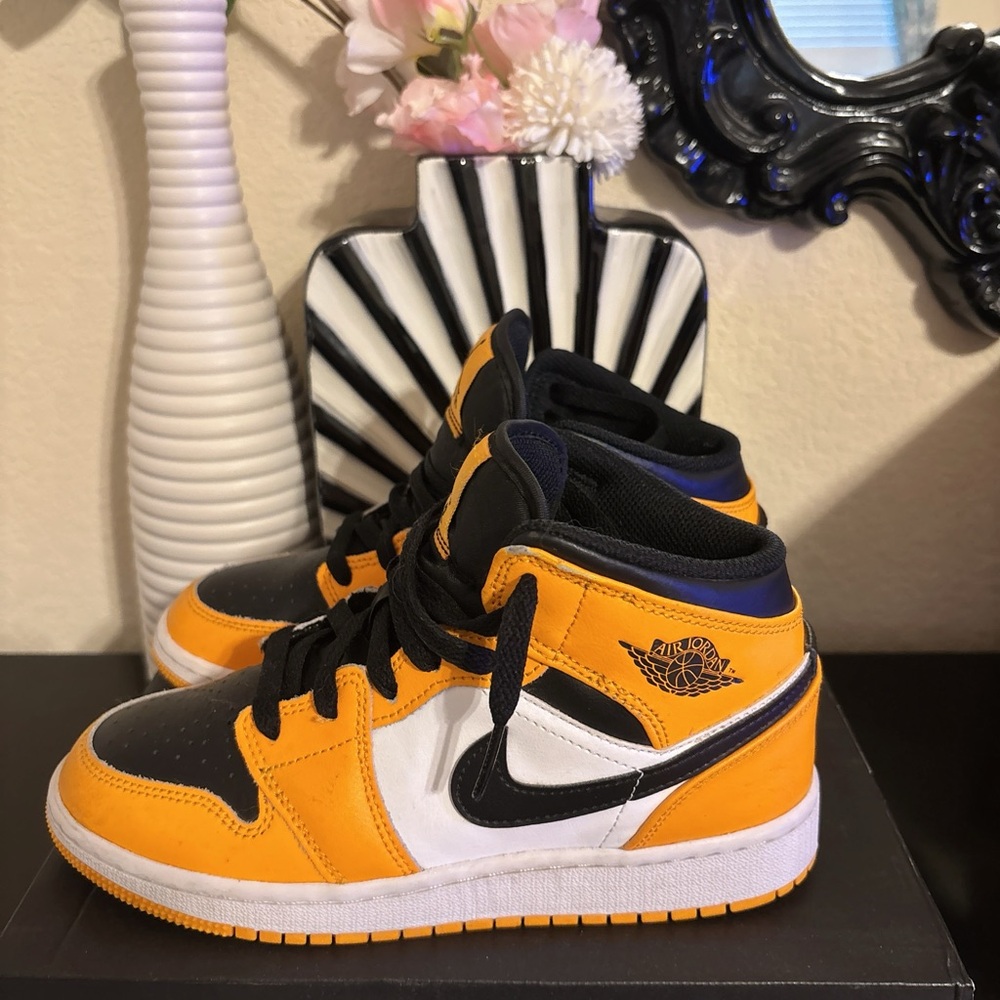 Air Jordan 1 Mid Taxi (GS)